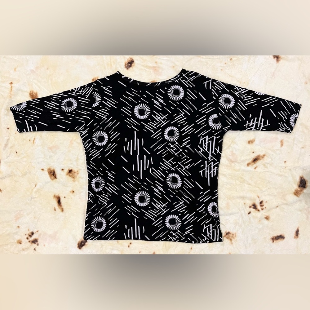 Black and white 3/4 sleeve pattern top - Size M